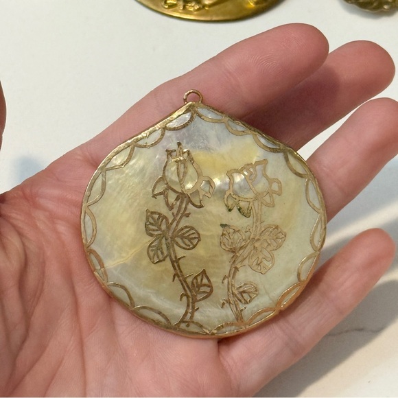 Blue Lagoon House Large Seashell Pendant Gold Overlay - Picture 3 of 6